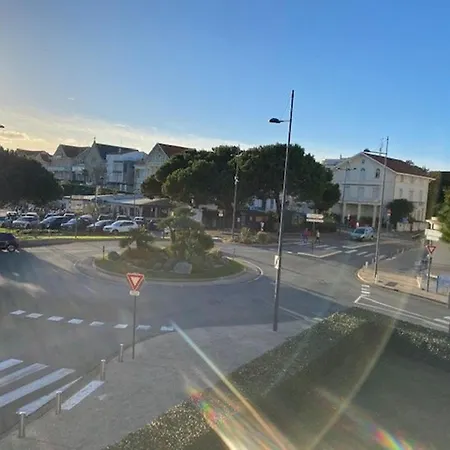 3 Pieces Proche De La Plage Avec Parking - Fr-1-494-146 * Royan